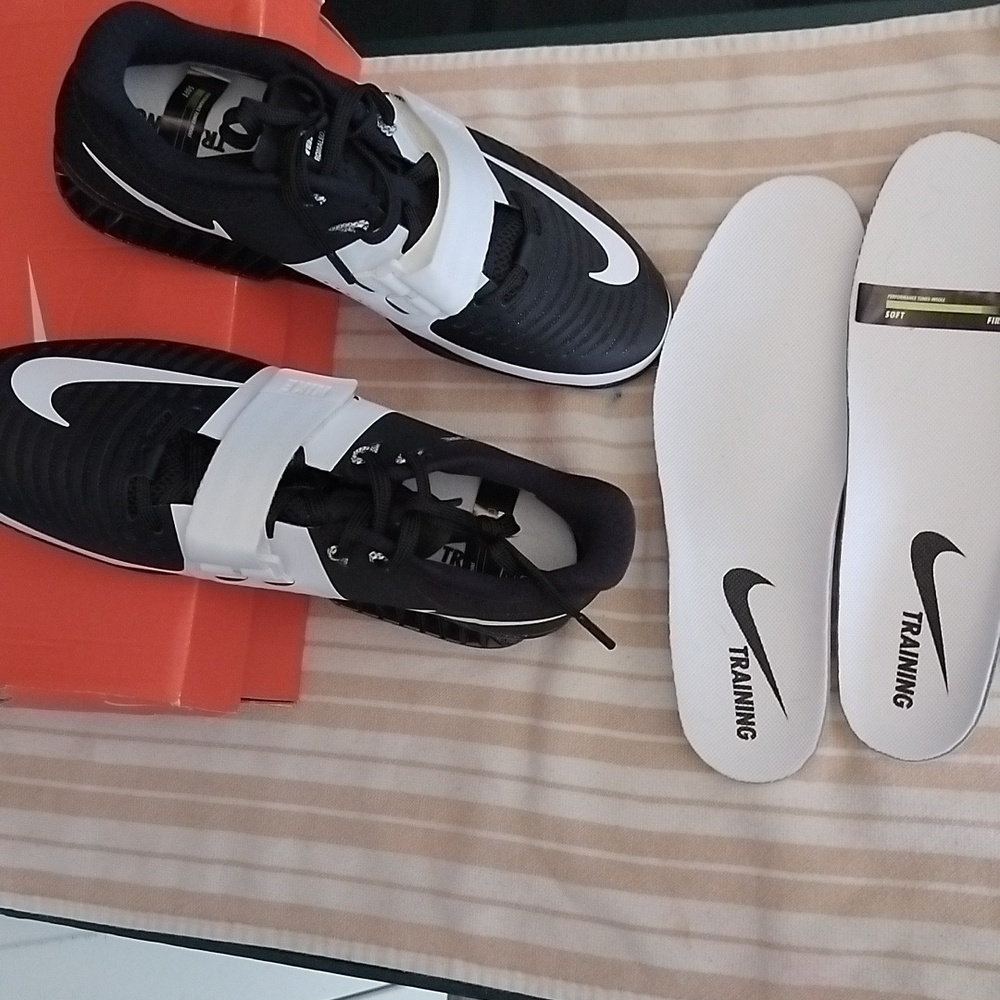Nike romaleos 3 never worn with both sets insoles and box wmns 9.5 style 878557